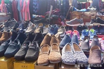 濟(jì)南仲宮大集 服裝鞋帽生意興隆，價(jià)格實(shí)惠種類全